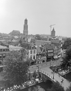 884161 Overzicht van een deel van Oudegracht-oostzijde, met op de voorgrond de Jansbrug, vanaf Stadskasteel Oudaen ...